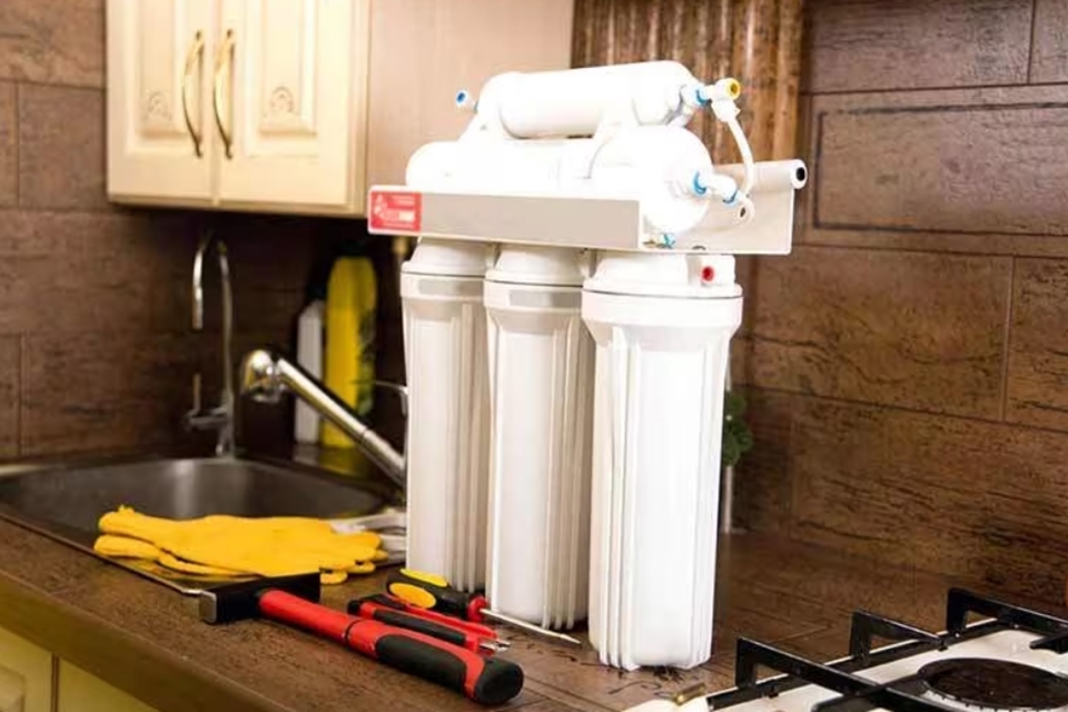 Trong quá trình lắp đặt ban đầu nên rút điện máy lọc nước