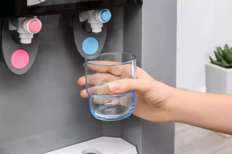 So sánh máy lọc nước lắp tại vòi và máy lọc nước truyền thống về chi phí