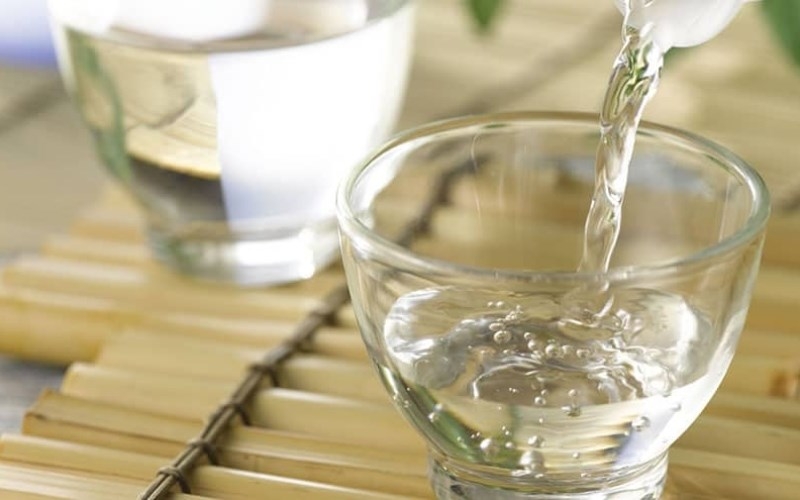 Vệ sinh vết rỉ sét trên bếp ga bằng giấm trắng được đánh giá cao về mức độ làm sạch, an toàn và tiết kiệm thời gian