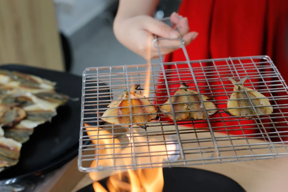 Cách nướng cá chỉ vàng bằng bếp ga (Ảnh 4)