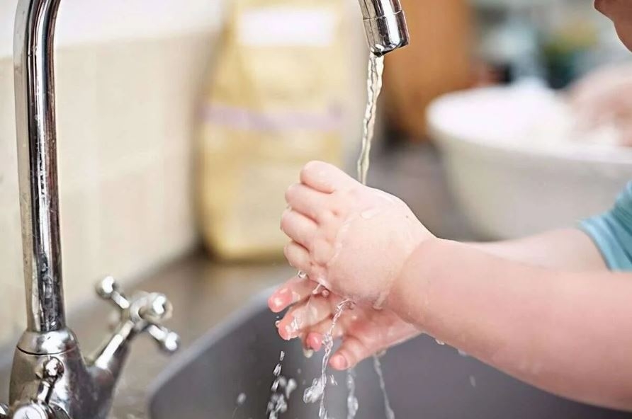 Cách xử lý khi máy lọc nước có váng trắng: Kiểm tra nguồn nước sinh hoạt