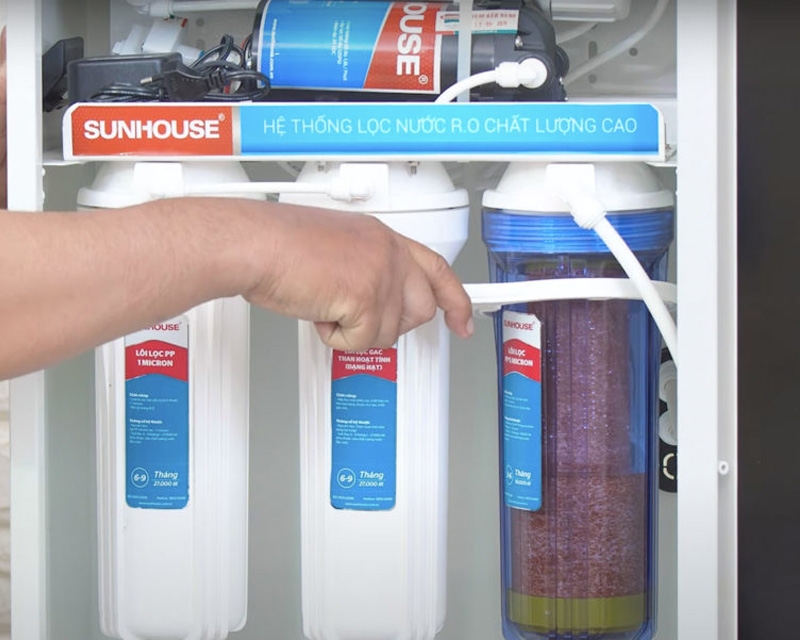 cách xử lý khi máy lọc nước có váng trắng: Sử dụng máy lọc nước RO