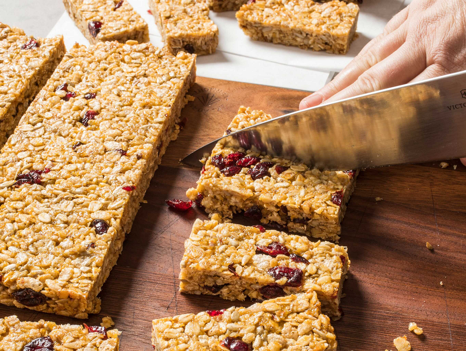 Hướng dẫn làm bánh Granola bar không cần lò nướng đơn giản, dễ thực hiện