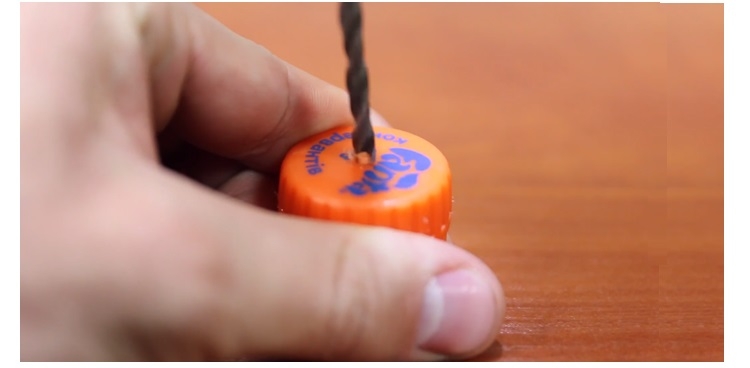 Đục lỗ nắp chai nhựa