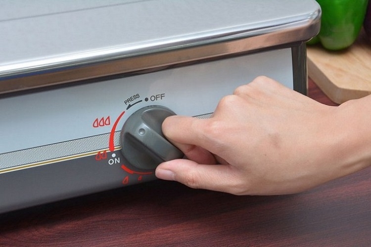 Bật tắt bếp nhiều lần khiến bếp bị phựt lửa