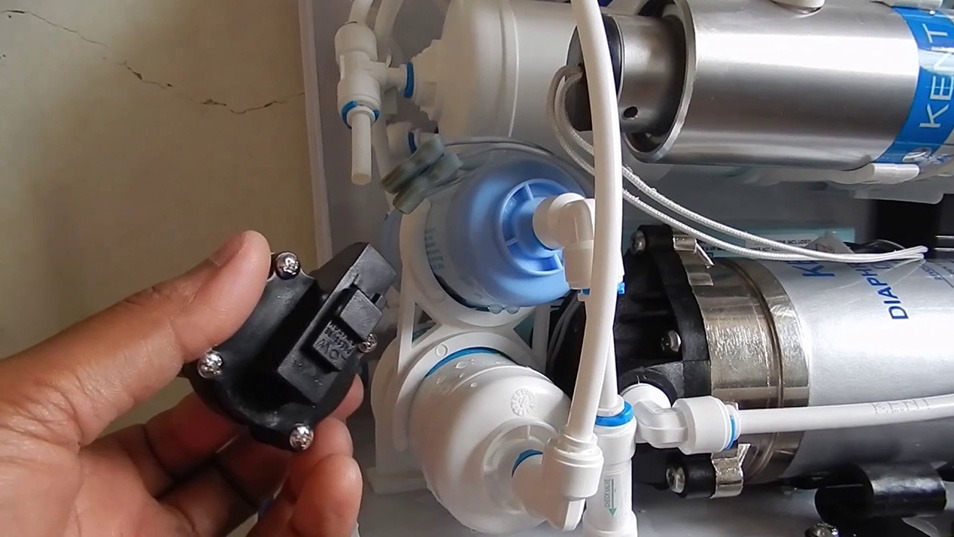 Hỏng van áp cao cần được thay mới để thiết bị lọc nước hoạt động hiệu quả