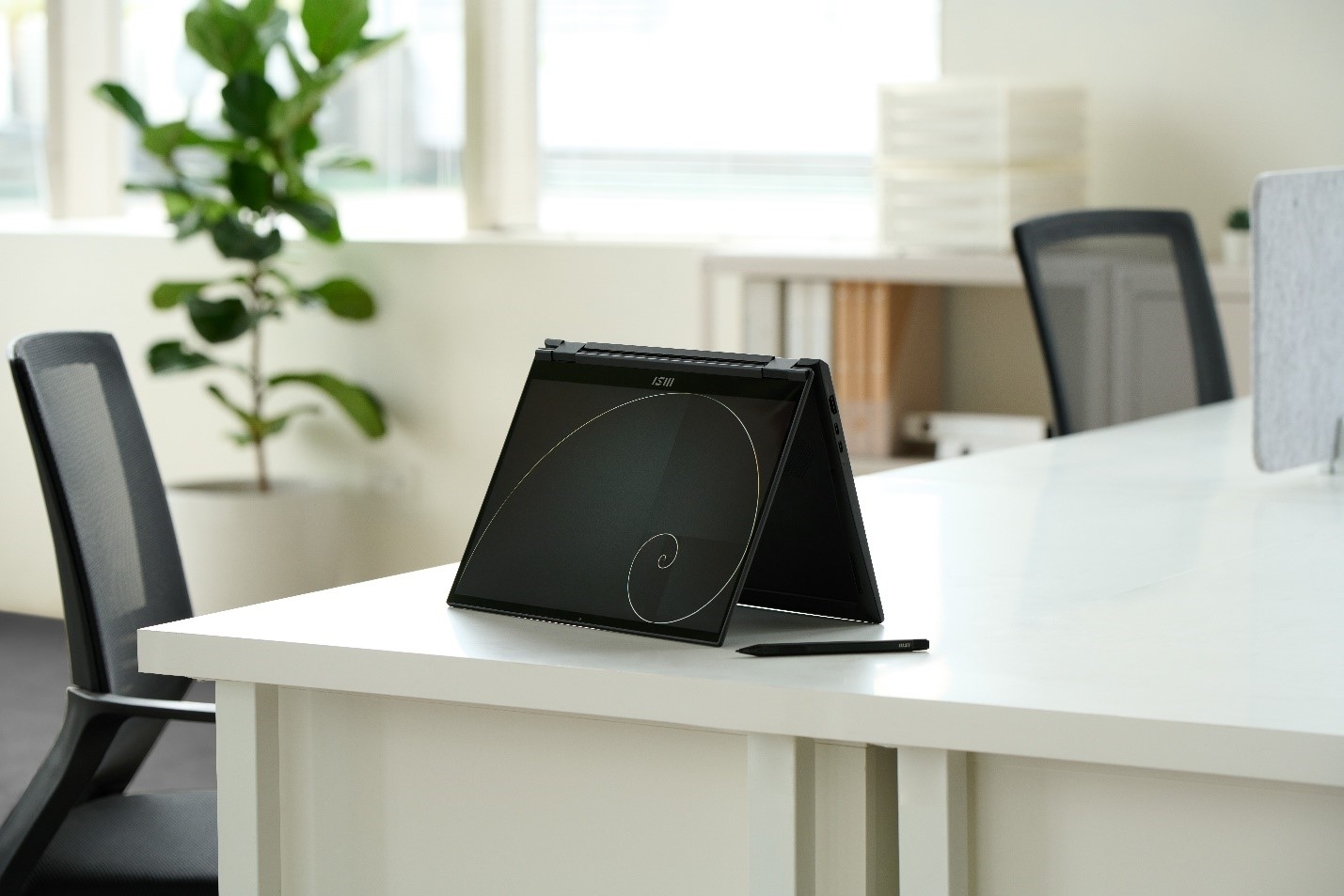 Laptop gập 360 màn hình cảm ứng (Ảnh 1)