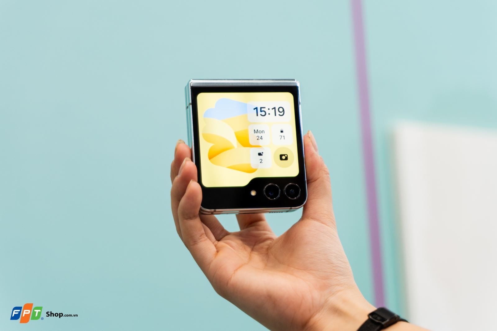 Samsung Galaxy Z Flip5 ra mắt: Màn hình ngoài lớn, bản lề không kẽ hở, giá từ 25.99 triệu đồng