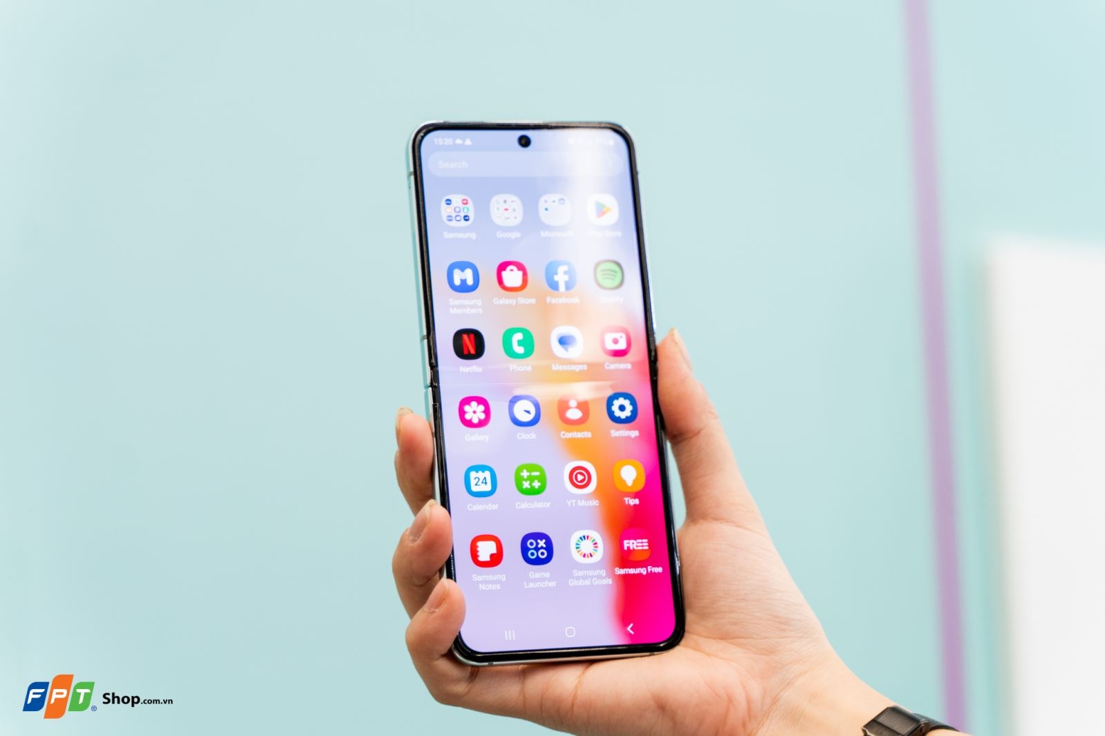 Samsung Galaxy Z Flip5 ra mắt: Màn hình ngoài lớn, bản lề không kẽ hở, giá từ 25.99 triệu đồng