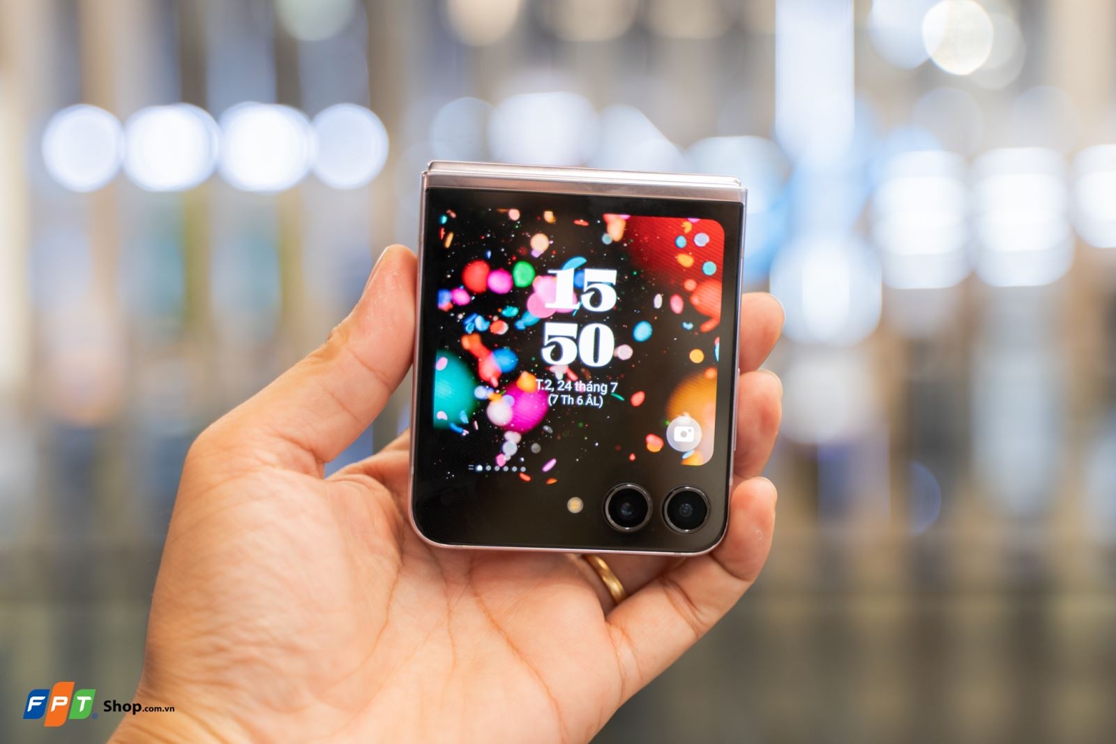 Samsung Galaxy Z Flip5 ra mắt: Màn hình ngoài lớn, bản lề không kẽ hở, giá từ 25.99 triệu đồng