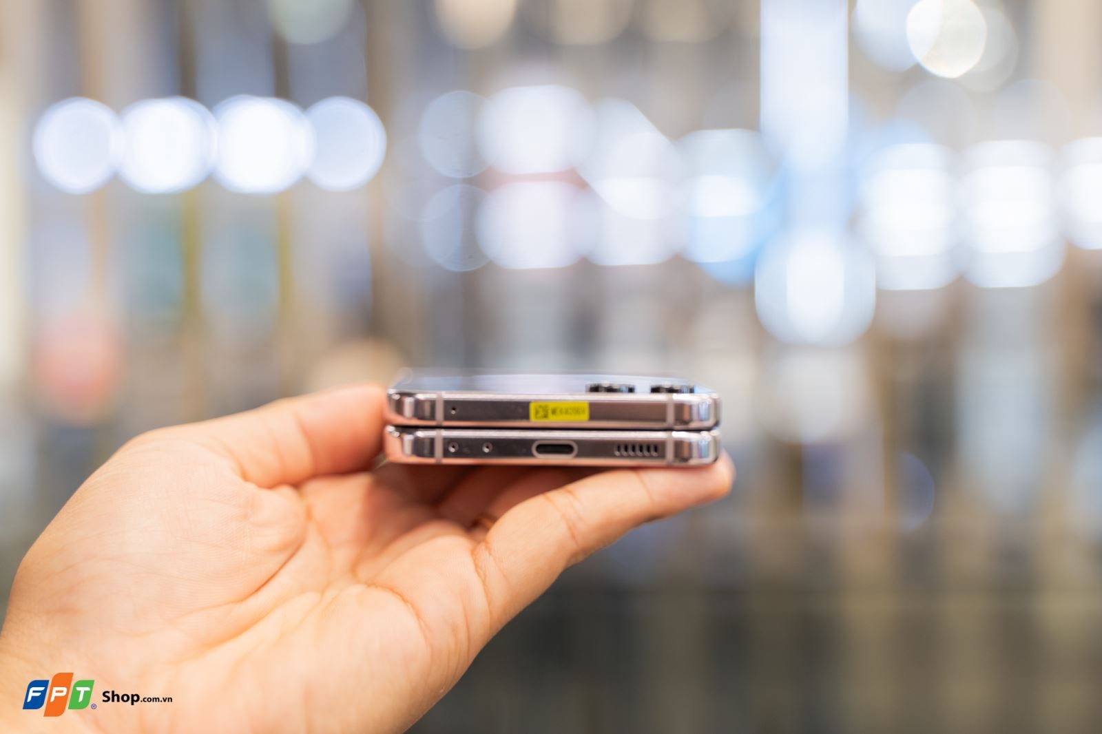 Samsung Galaxy Z Flip5 ra mắt: Màn hình ngoài lớn, bản lề không kẽ hở, giá từ 25.99 triệu đồng