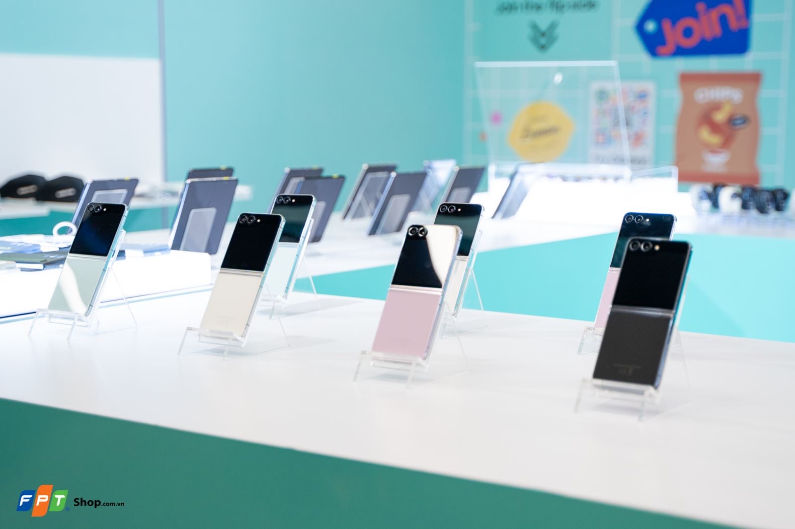 Trên tay Samsung Galaxy Z Flip5: Diện mạo xuất sắc với màn hình ngoài siêu lớn