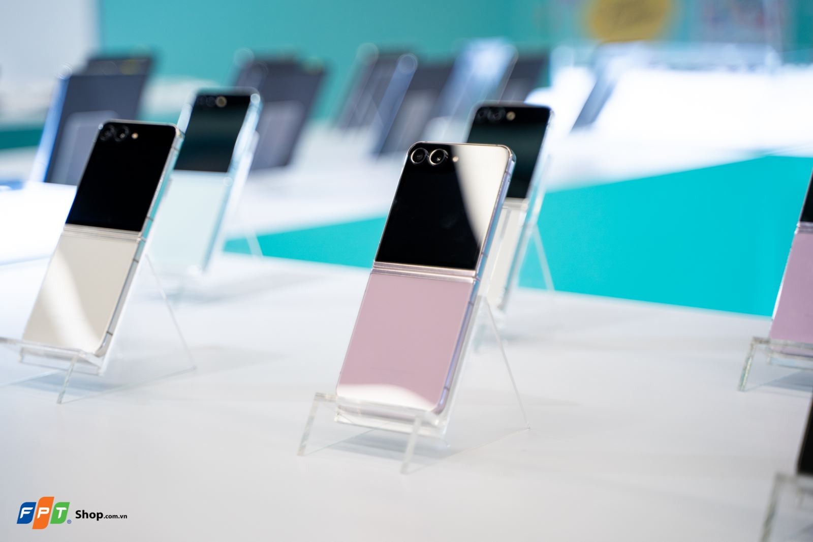 Trên tay Samsung Galaxy Z Flip5: Diện mạo xuất sắc với màn hình ngoài siêu lớn