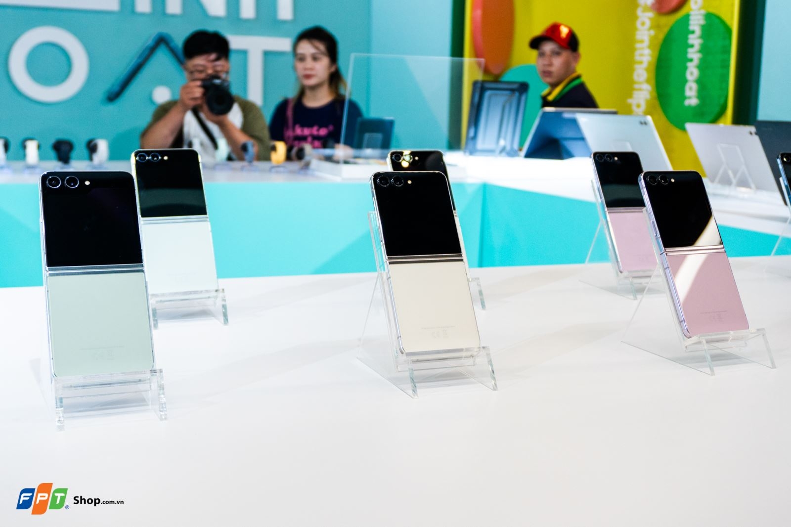 Trên tay Samsung Galaxy Z Flip5: Diện mạo xuất sắc với màn hình ngoài siêu lớn