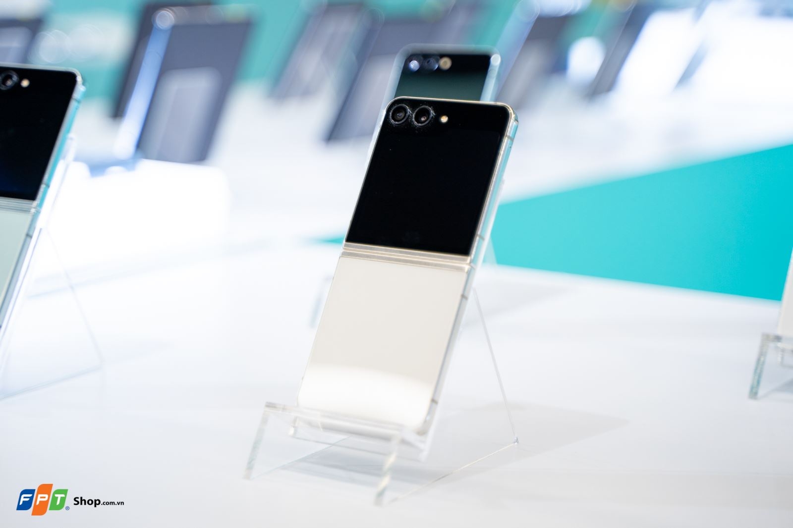 Trên tay Samsung Galaxy Z Flip5: Diện mạo xuất sắc với màn hình ngoài siêu lớn
