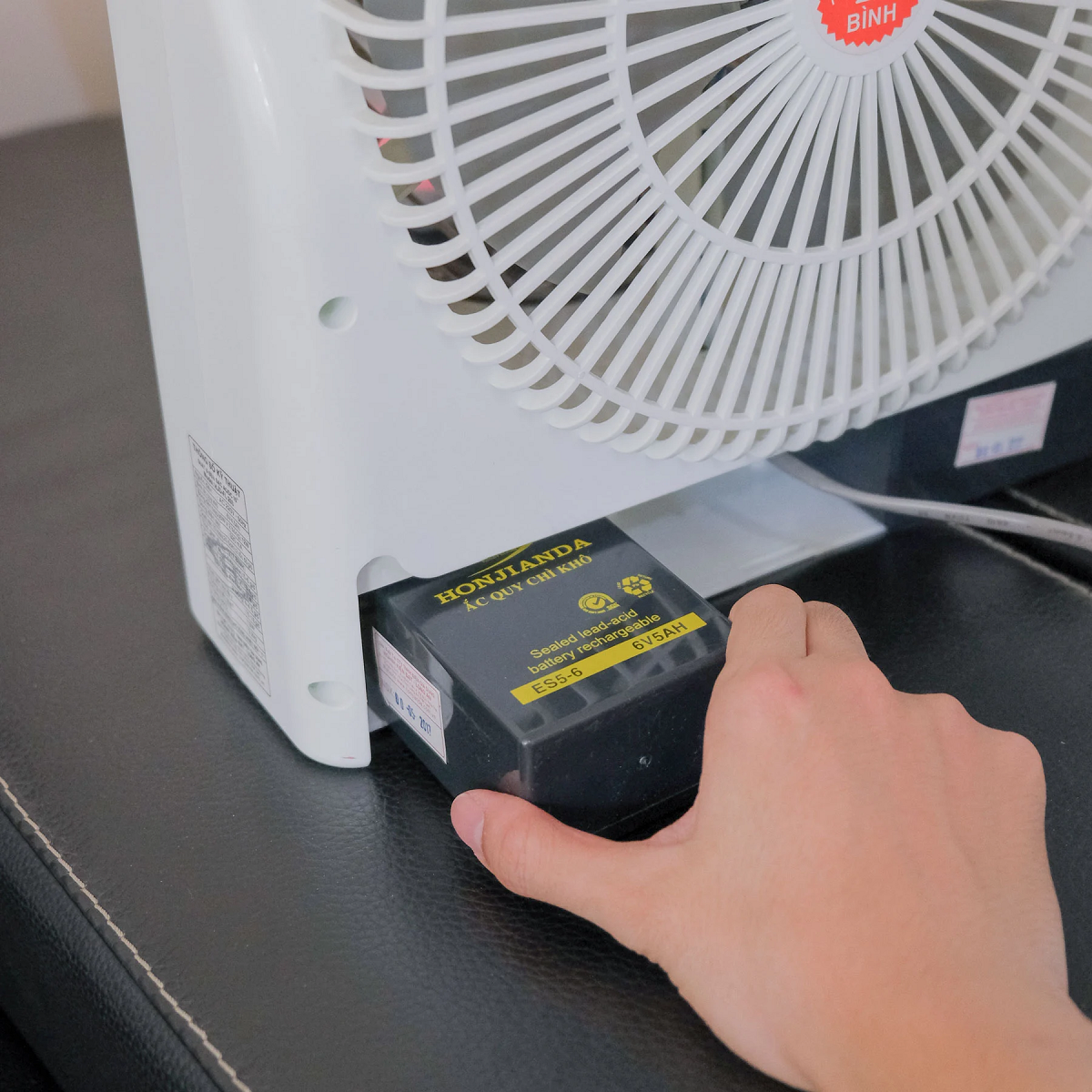 quạt tích điện vừa dùng vừa sạc có sao không (Ảnh 2)