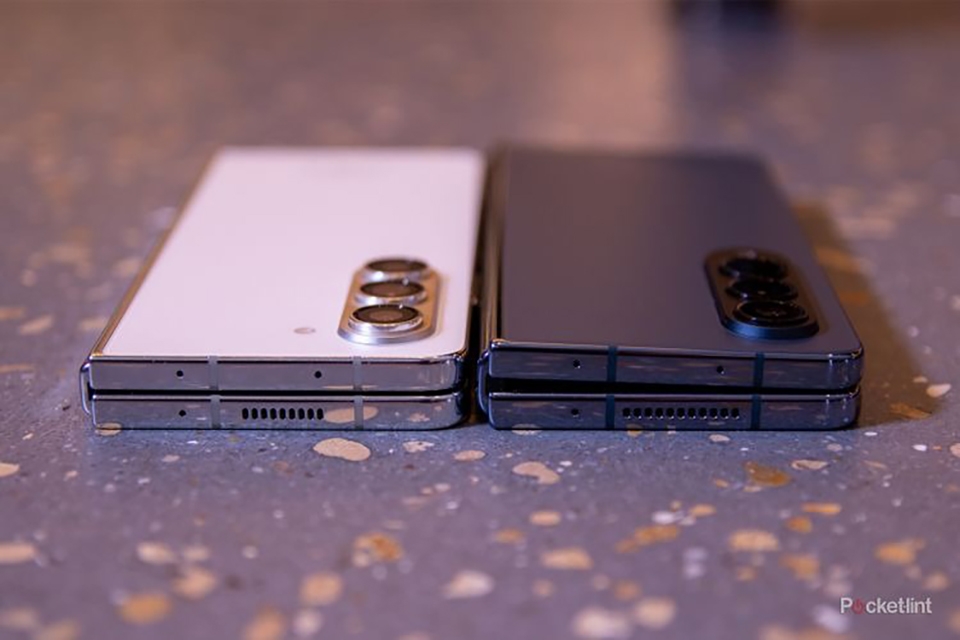 Samsung Galaxy Z Fold5 (bên trái) và Galaxy Z Fold4 (bên phải)