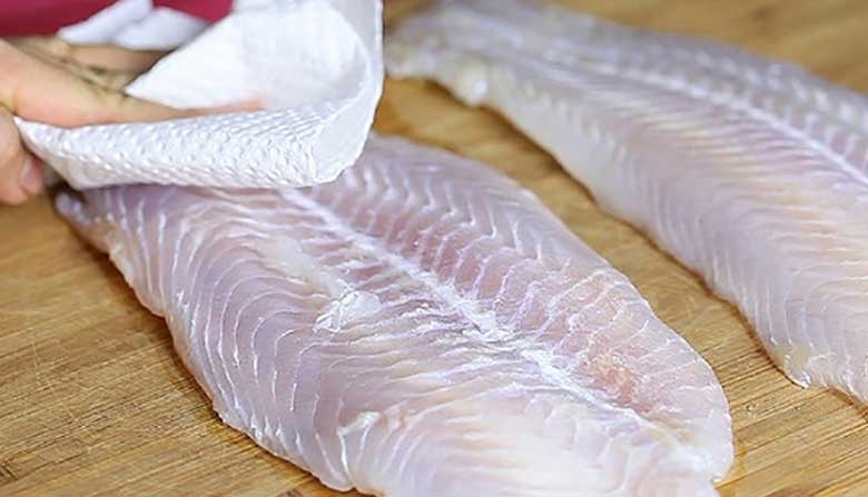 cách chiên cá không dính chảo