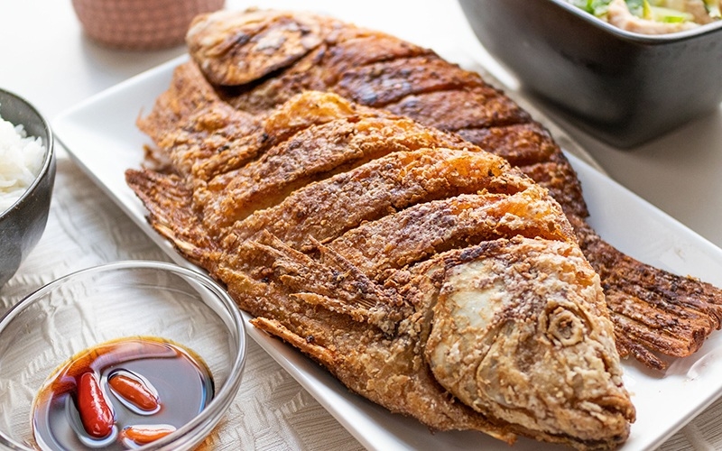 cách chiên cá không dính chảo