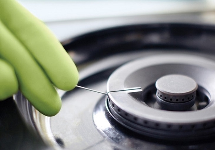 Lỗ phun gas trên đầu đốt bị nghẽn do thức ăn thừa, bụi bẩn bám vào