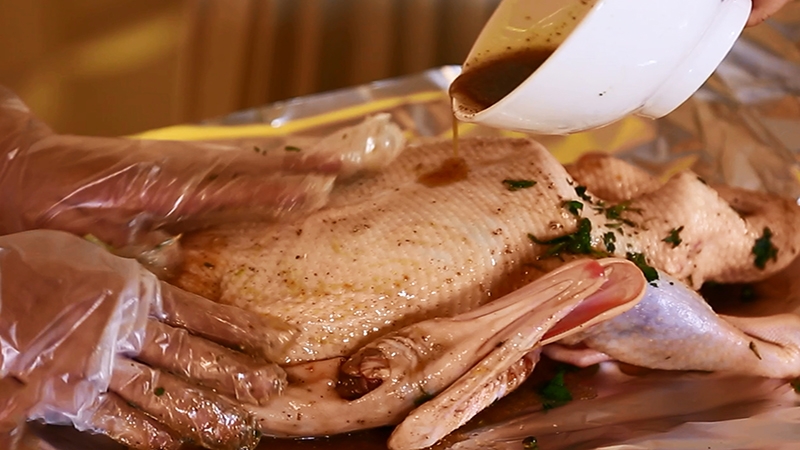 Cách làm vịt quay bằng nồi chiên không dầu (Ảnh 4)
