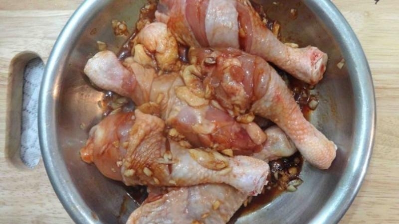 Cách nấu cơm gà bằng nồi cơm điện - ướp gà