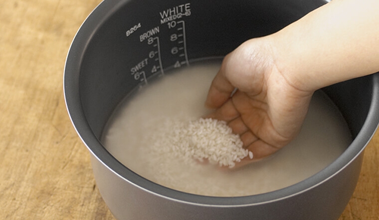 Cách nấu cơm gà bằng nồi cơm điện - Vo gạo