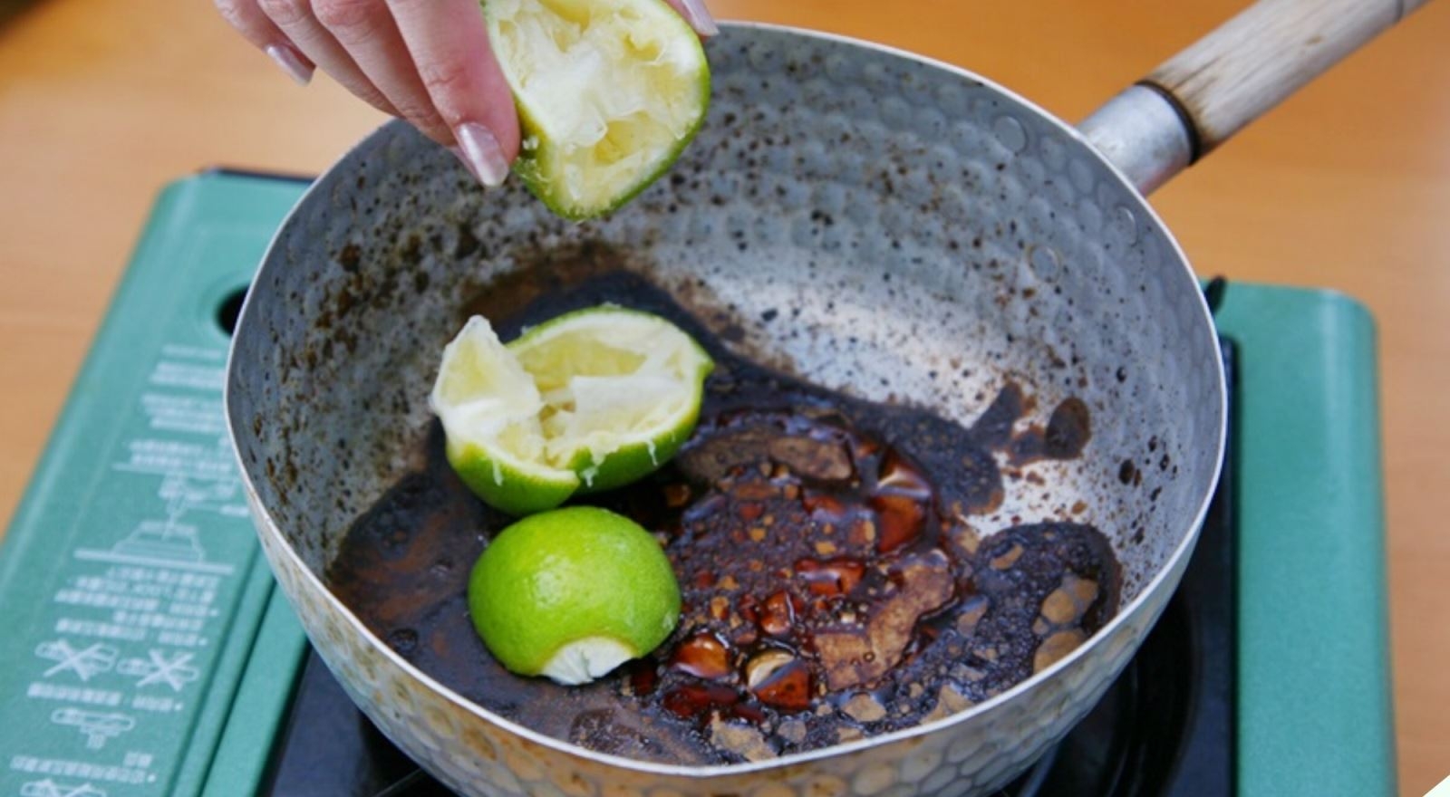 Vệ sinh nồi chảo bị đen hiệu quả với chanh tươi