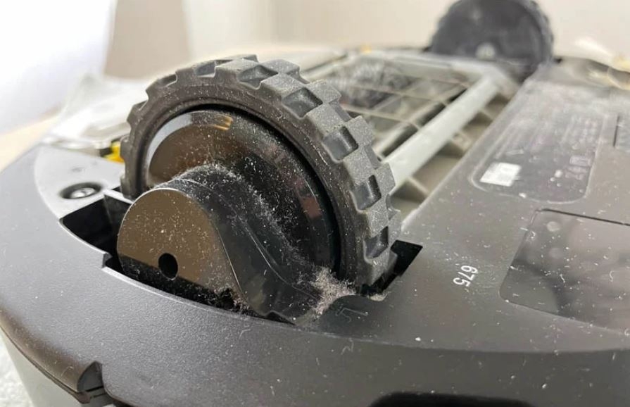 Robot hút bụi bị đi lùi do bánh xe