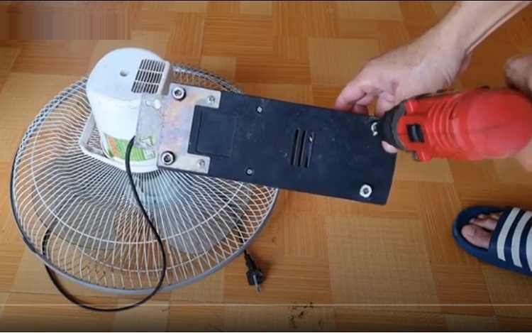 quạt treo tường bị đứt dây giật - ảnh 2