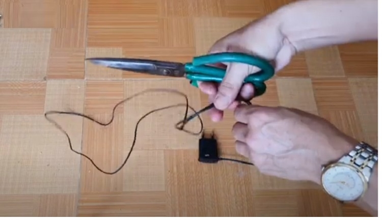 quạt treo tường bị đứt dây giật - ảnh 3