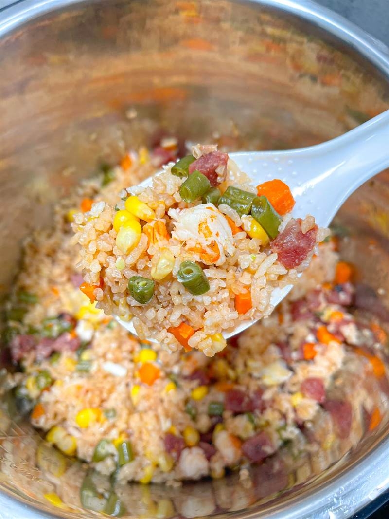 cách làm cơm trộn thập cẩm bằng nồi cơm điện