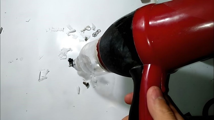 Cách hút bụi bằng máy sấy tóc (Ảnh 3)
