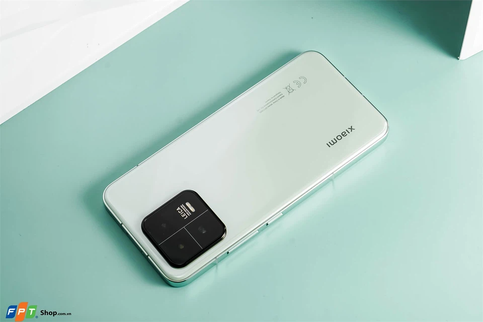Mua smartphone cao cấp, chọn Xiaomi 13 hay iPhone 14 Pro hợp lý hơn?