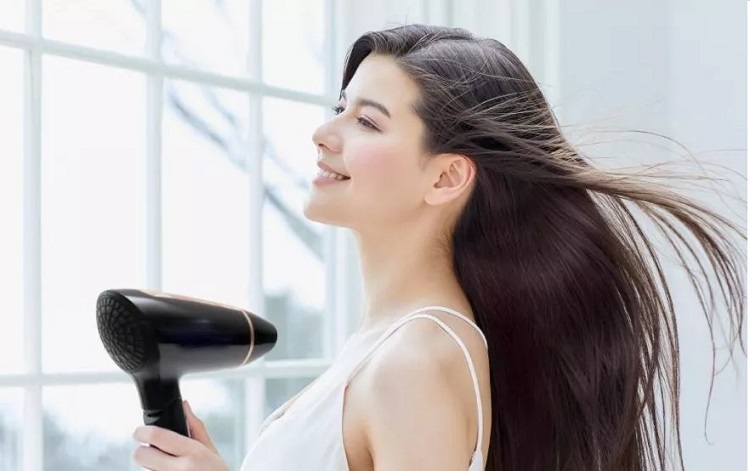 Có nên dùng máy sấy tóc không (Ảnh 1)