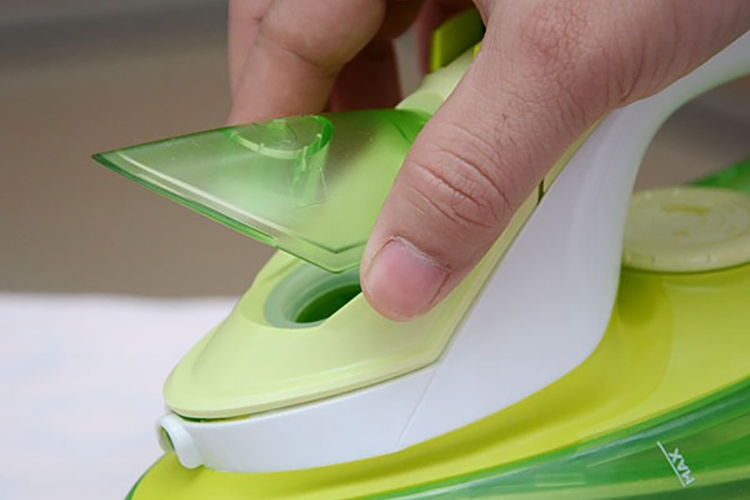 Bàn ủi hơi nước có ủi khô được không (Hình 3)