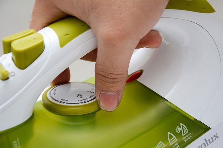 Bàn ủi hơi nước có ủi khô được không (Hình 4)