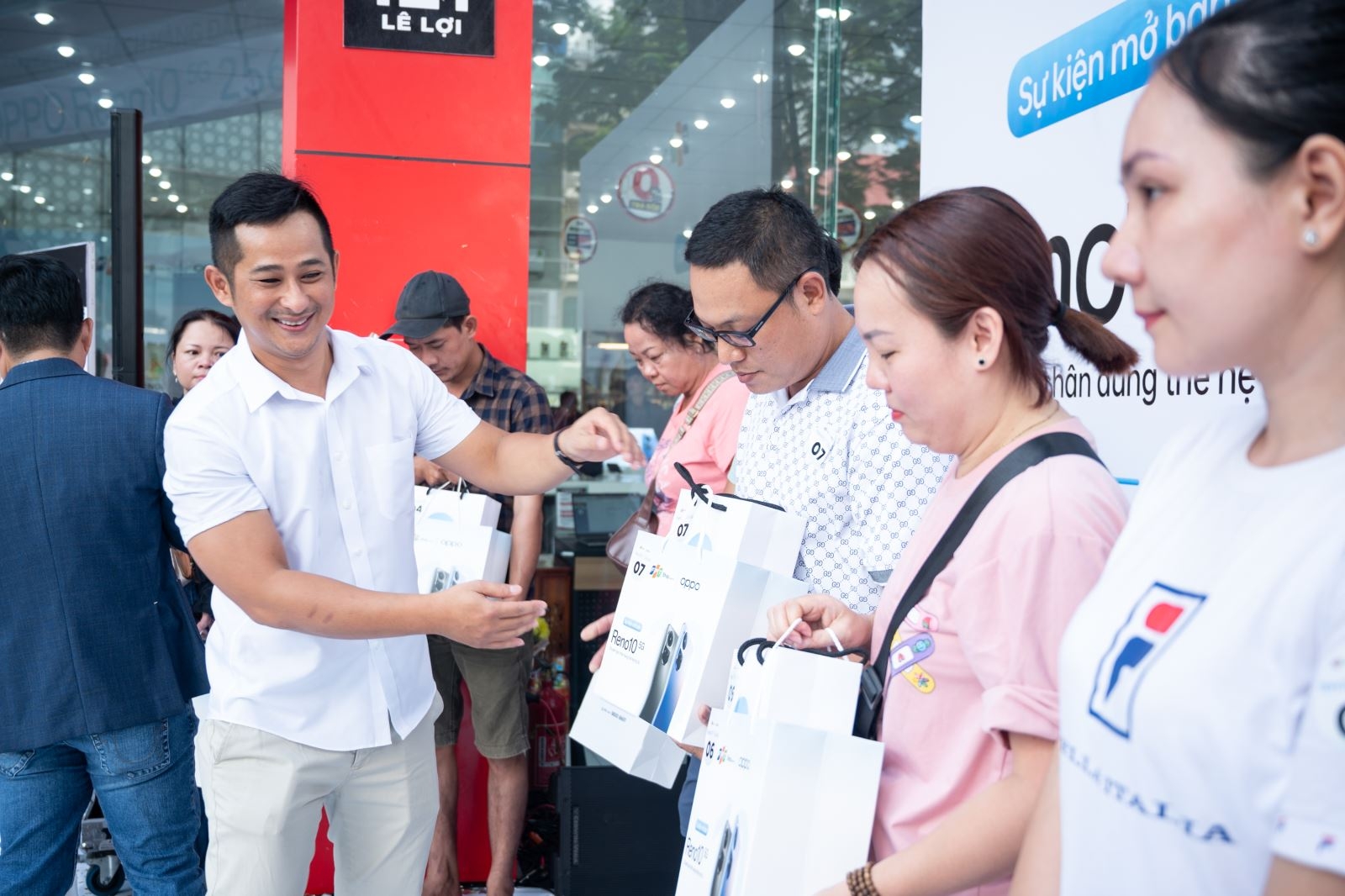 Toàn cảnh sự kiện mở bán OPPO Reno10 5G tại FPT Shop, tặng nhiều quà giá trị cho người dùng