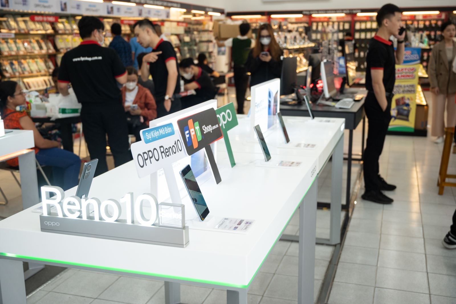 Toàn cảnh sự kiện mở bán OPPO Reno10 5G tại FPT Shop, tặng nhiều quà giá trị cho người dùng