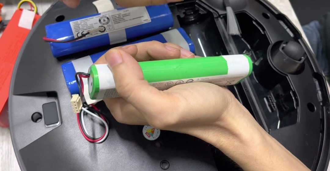 Robot hút bụi bị chai pin (Ảnh 2)