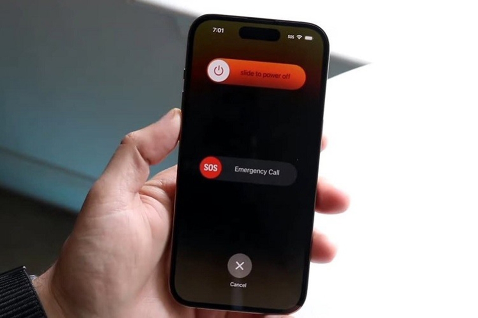 Tắt nguồn iPhone 14 đơ màn hình