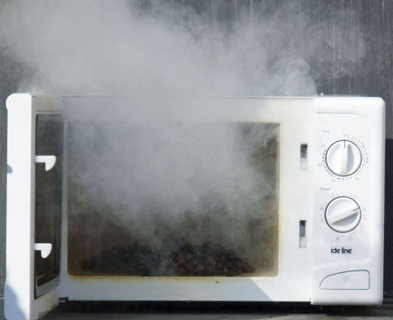 cách làm sạch lò vi sóng bị cháy