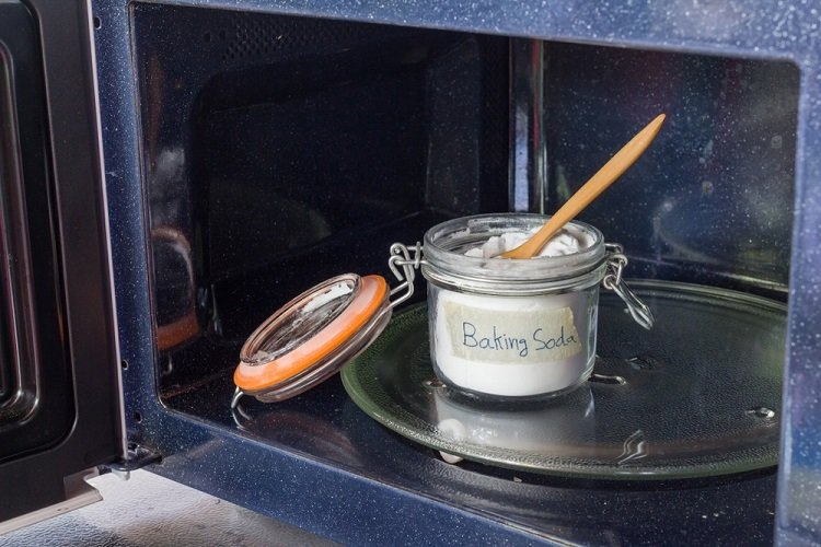 cách làm sạch lò vi sóng bị cháy