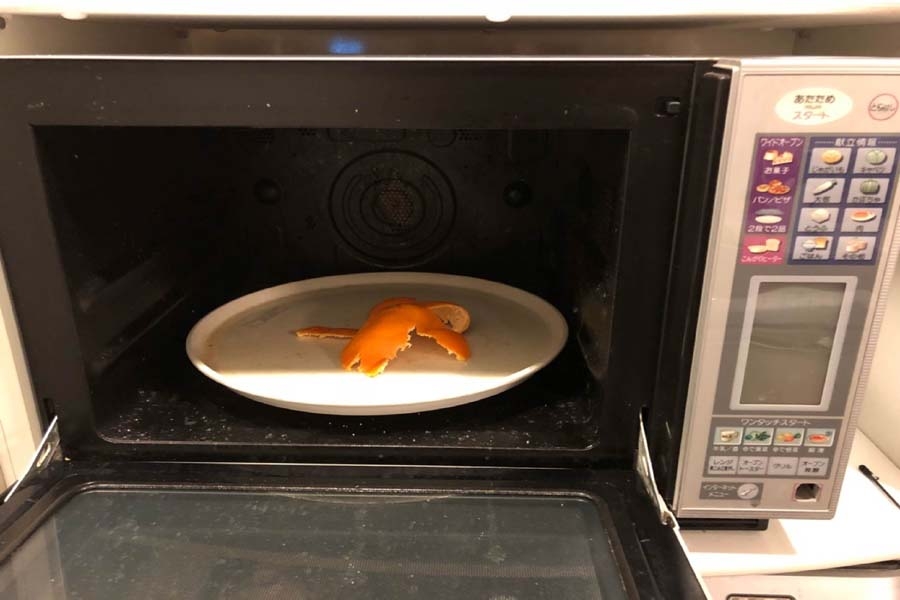 cách làm sạch lò vi sóng bị cháy