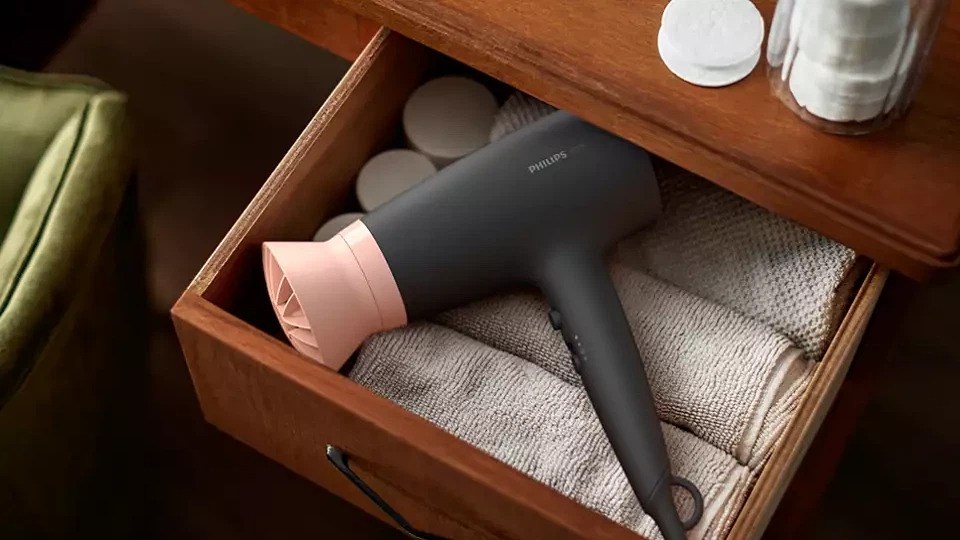 Máy sấy tóc Philips BHD350/10 có công suất lớn, giúp chăm sóc và tạo kiểu tóc nhanh chóng ngay tại nhà