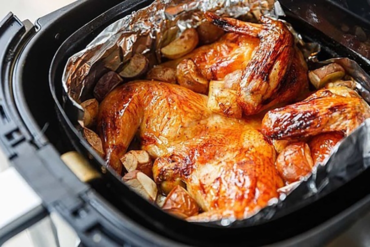 Những vật dụng không nên cho vào nồi chiên không dầu (Hình 3)