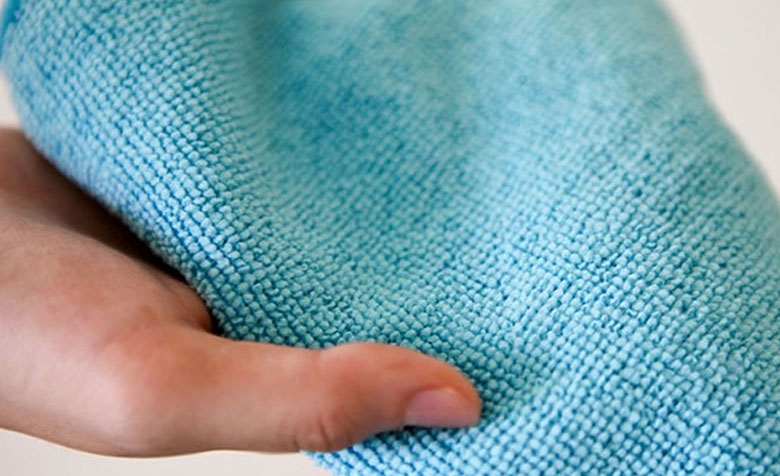 vệ sinh màn hình tivi