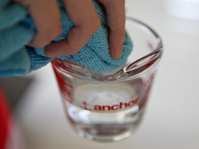 vệ sinh màn hình tivi