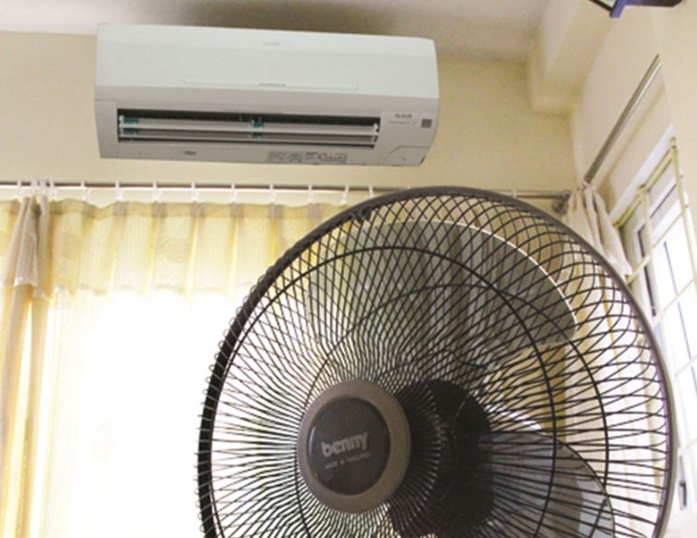 Bật quạt trong phòng máy lạnh