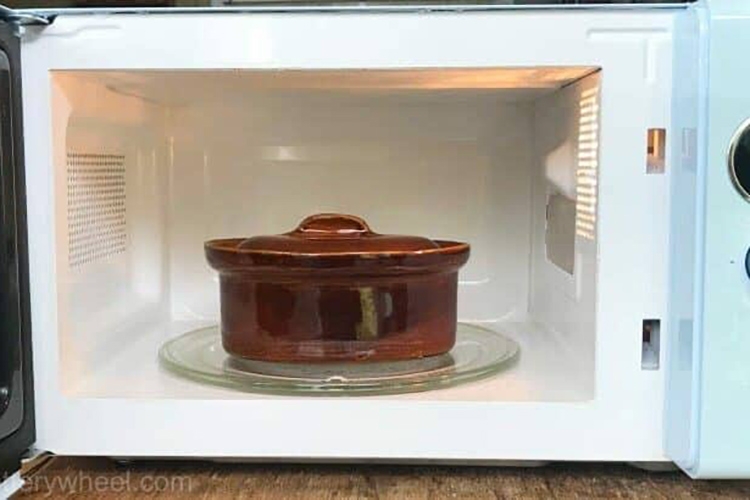 nồi đất có thể sử dụng trong lò vi sóng không - hình 1